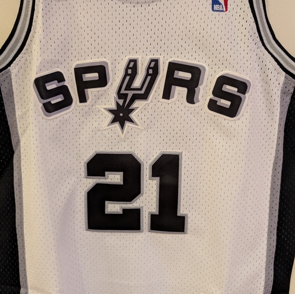 Tim Duncan Jersey - Picture 3 of 9